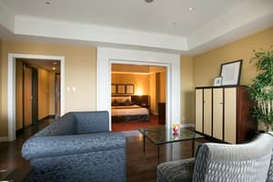 thumbnail: Governor Suite (1 King Suite Nonsmoking)