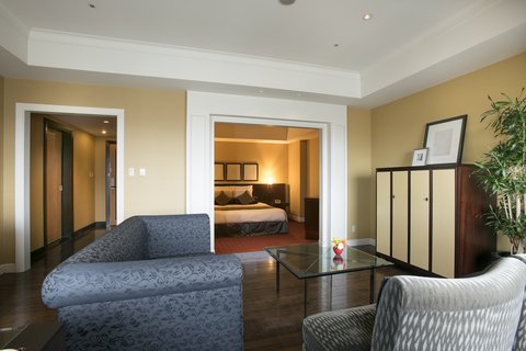 Governor Suite (1 King Suite Nonsmoking)