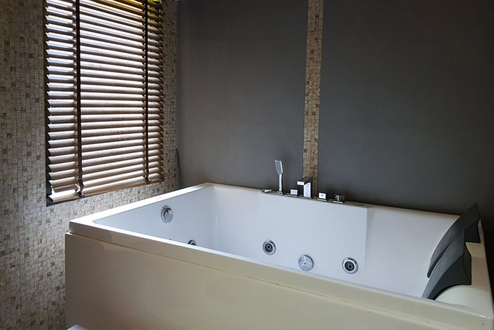 Jetted tub