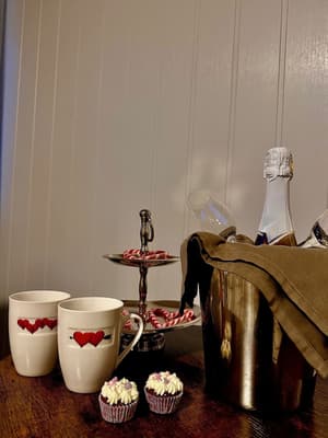 thumbnail: Champagne service