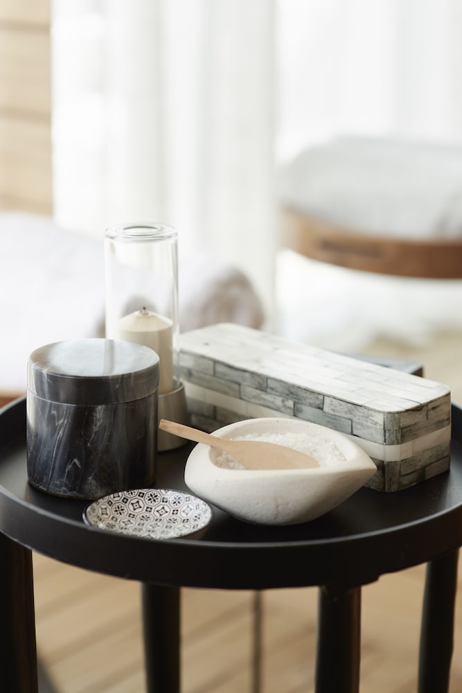 Bathroom amenities