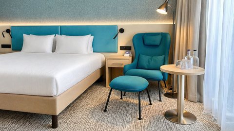 Queen Bed Guest Room