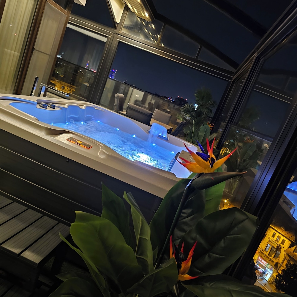 Outdoor spa tub