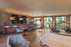 thumbnail: Bar (on property)