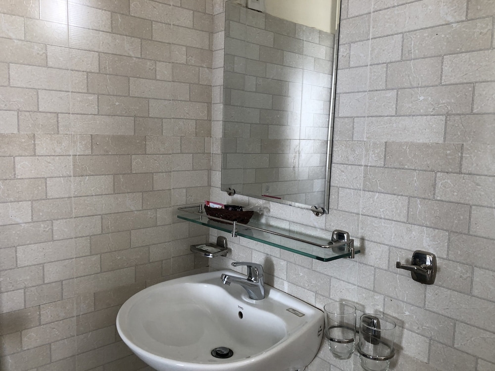Bathroom sink