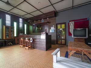 thumbnail: Lobby sitting area