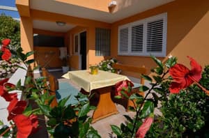 thumbnail: Outdoor dining