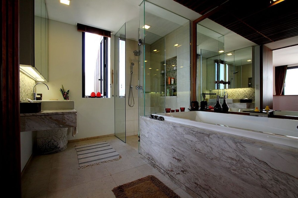 Deep soaking bathtub