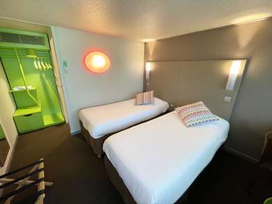 Guest Room,Bed,On-Site,Guest Room - Whole Room