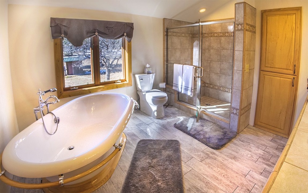 Deep soaking bathtub