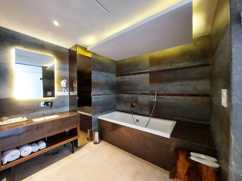 Portable bathtub seat