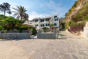 thumbnail: Front of property