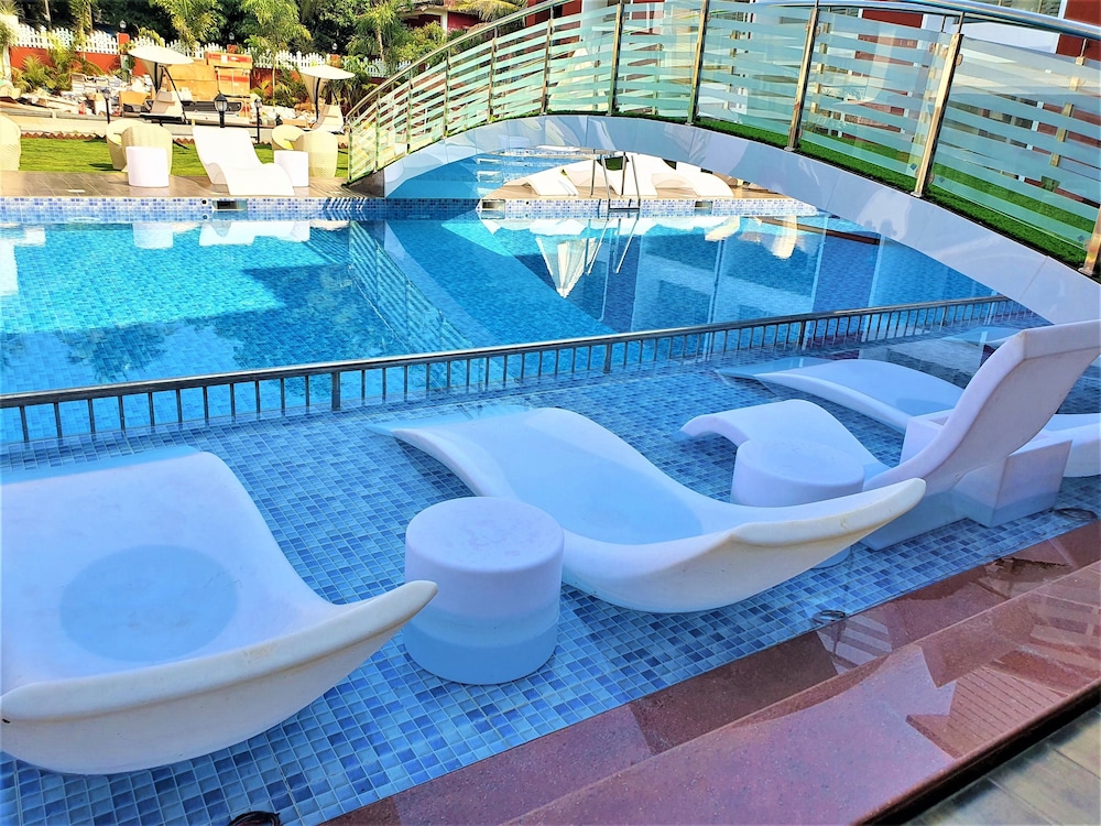 Indoor/outdoor pool