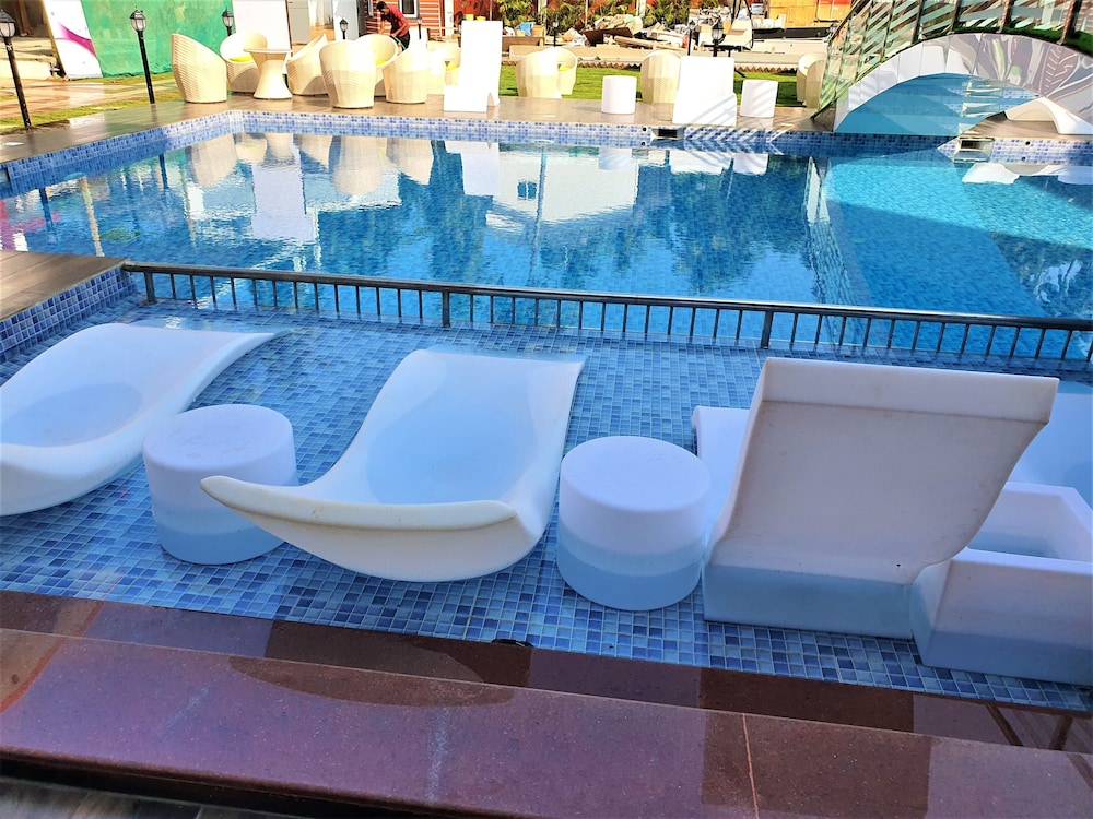 Swim-up bar