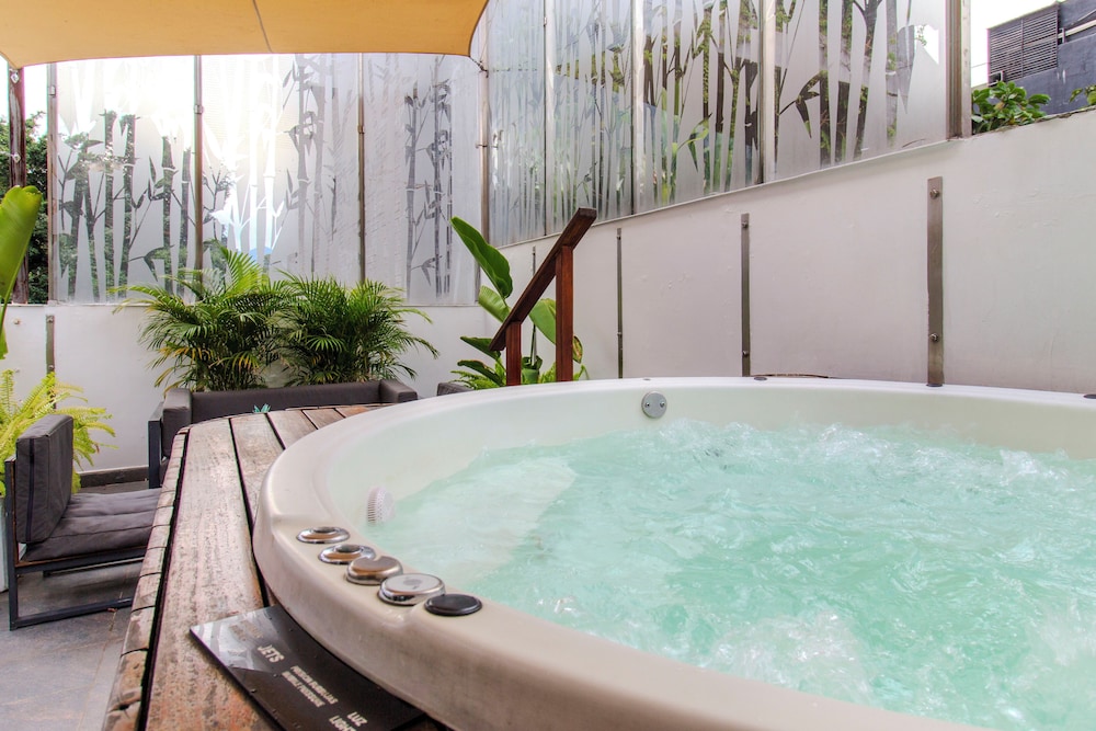 Private spa tub