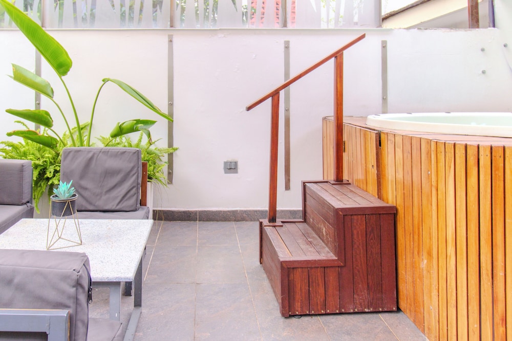 Private spa tub