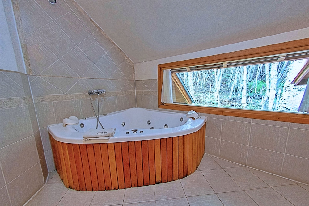 Deep soaking bathtub