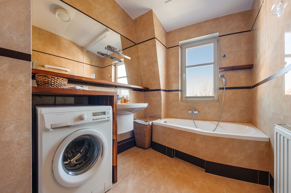Deep soaking bathtub