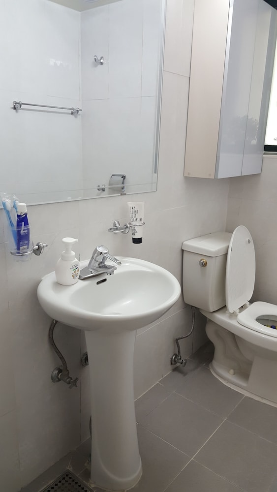 Bathroom sink