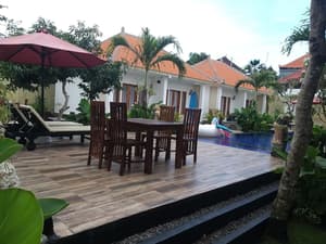 thumbnail: Outdoor dining