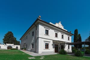 thumbnail: Front of property