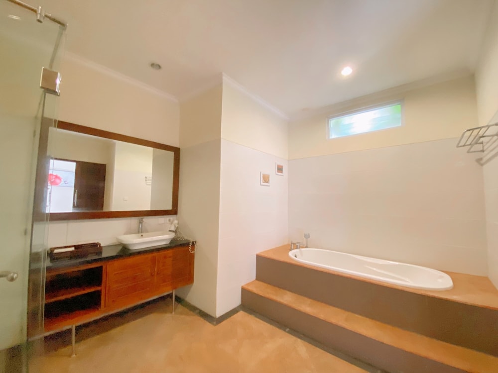 Deep soaking bathtub