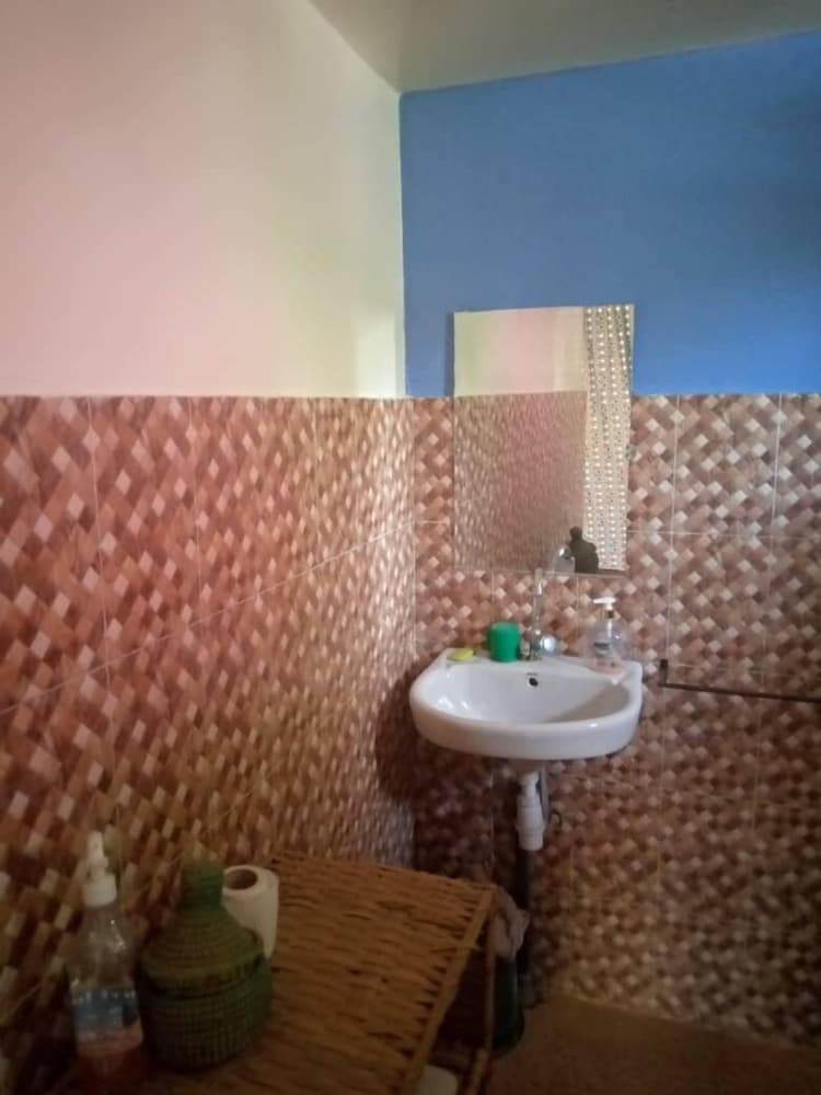 Bathroom sink