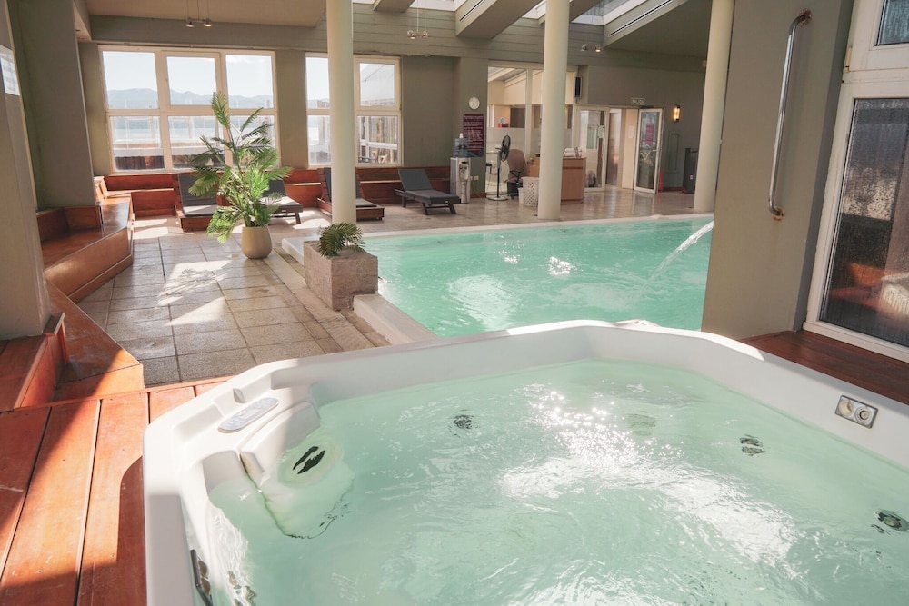Indoor spa tub