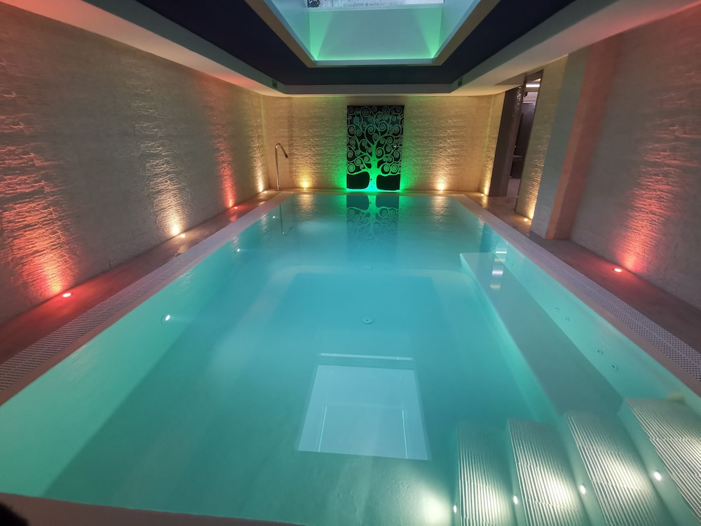Swimming pool-spa