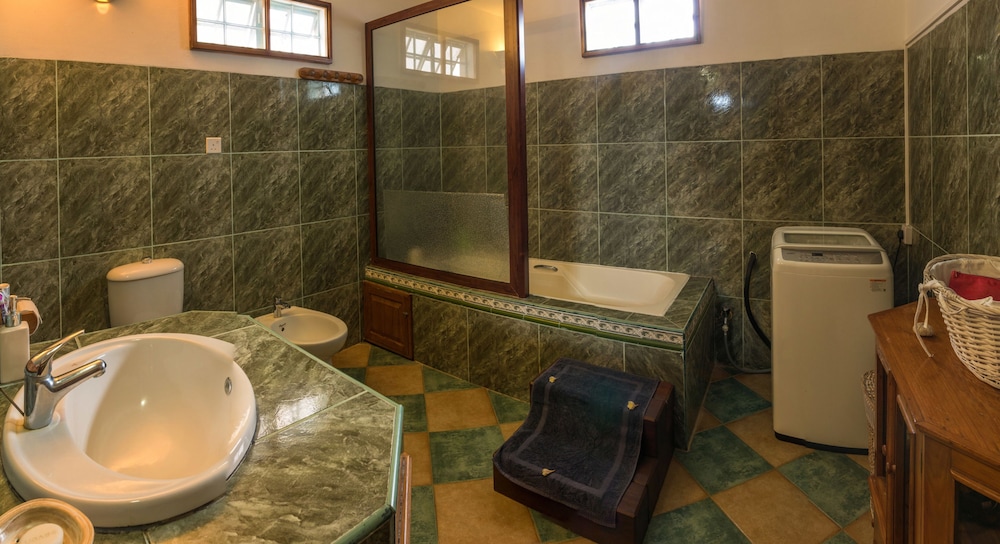 Deep soaking bathtub