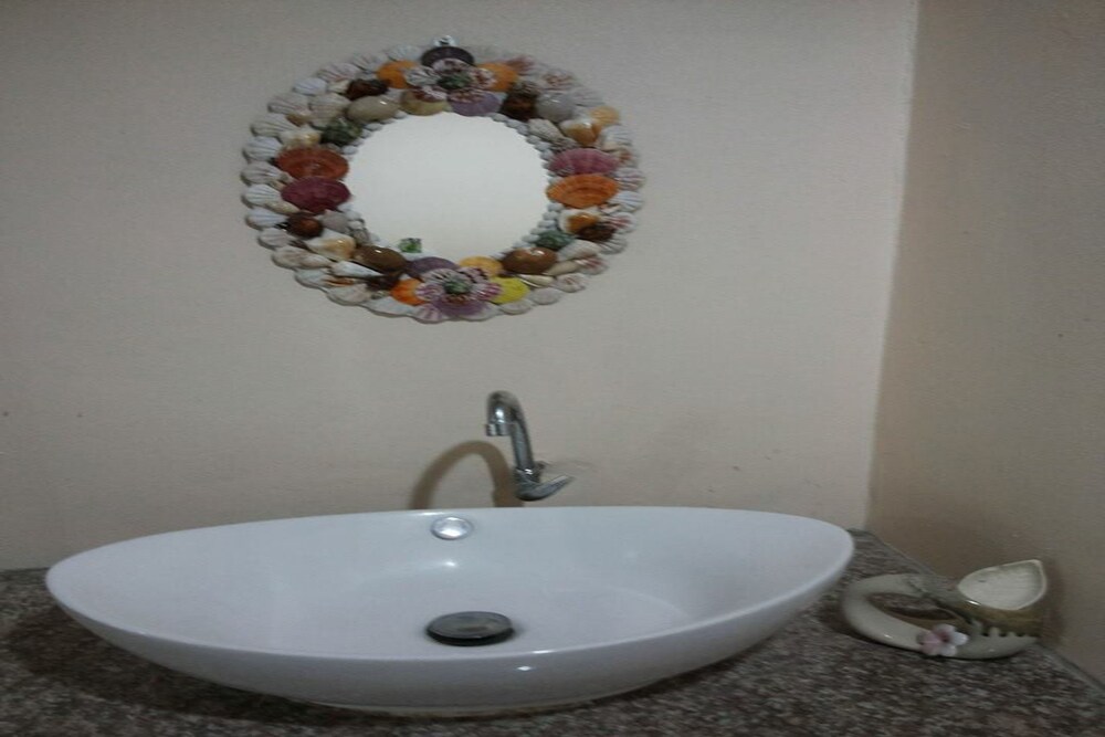 Bathroom sink