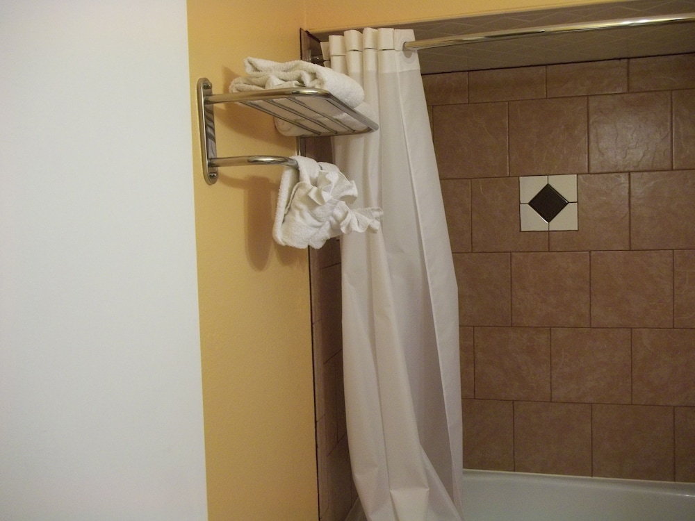 Deep soaking bathtub