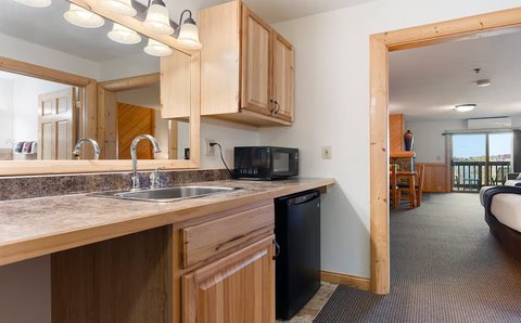 King Whirlpool Suite Basin Area