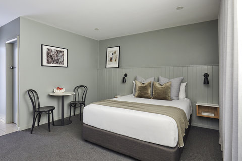 Olive Queen Room