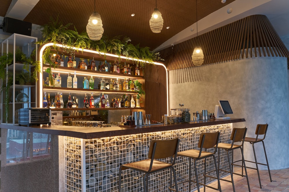 Poolside bar