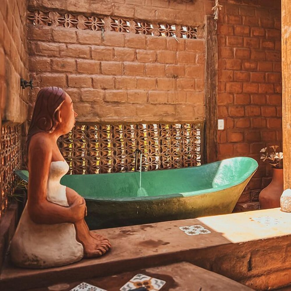 Deep soaking bathtub