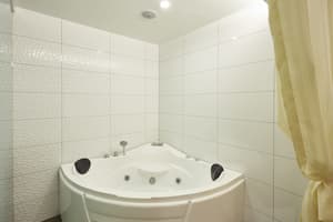 thumbnail: Jetted tub