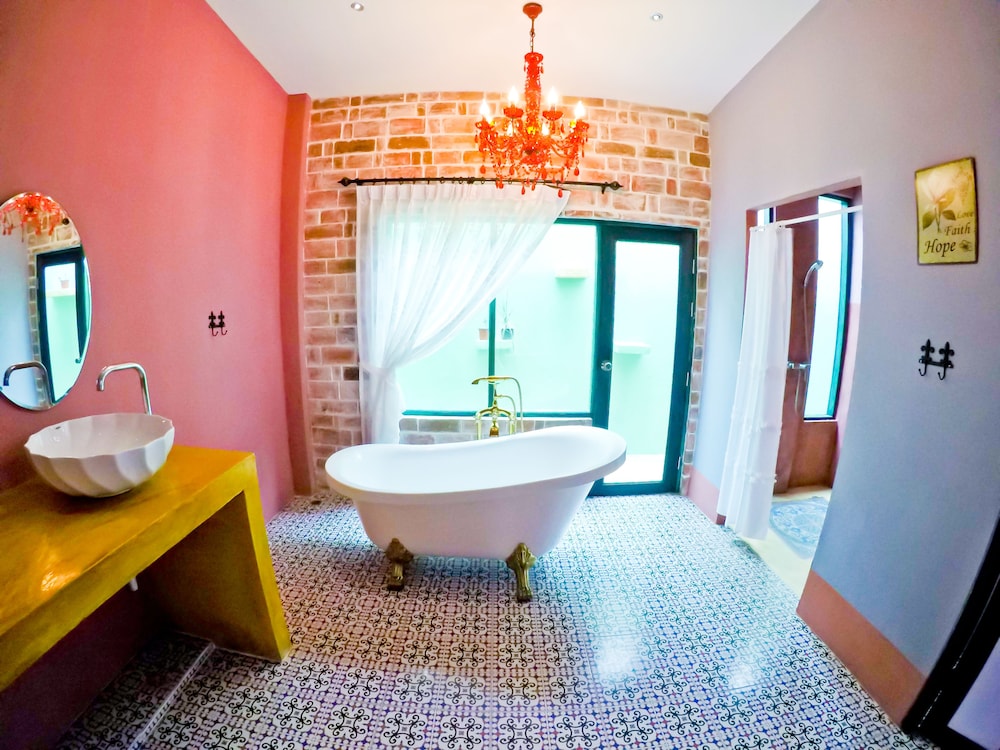 Deep soaking bathtub