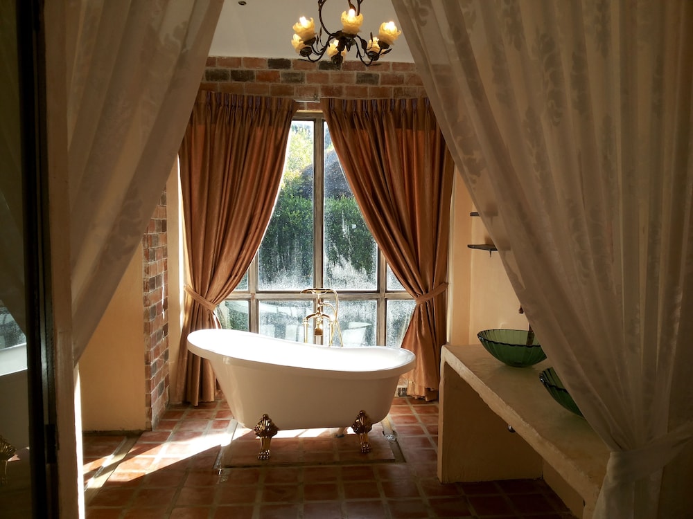 Deep soaking bathtub
