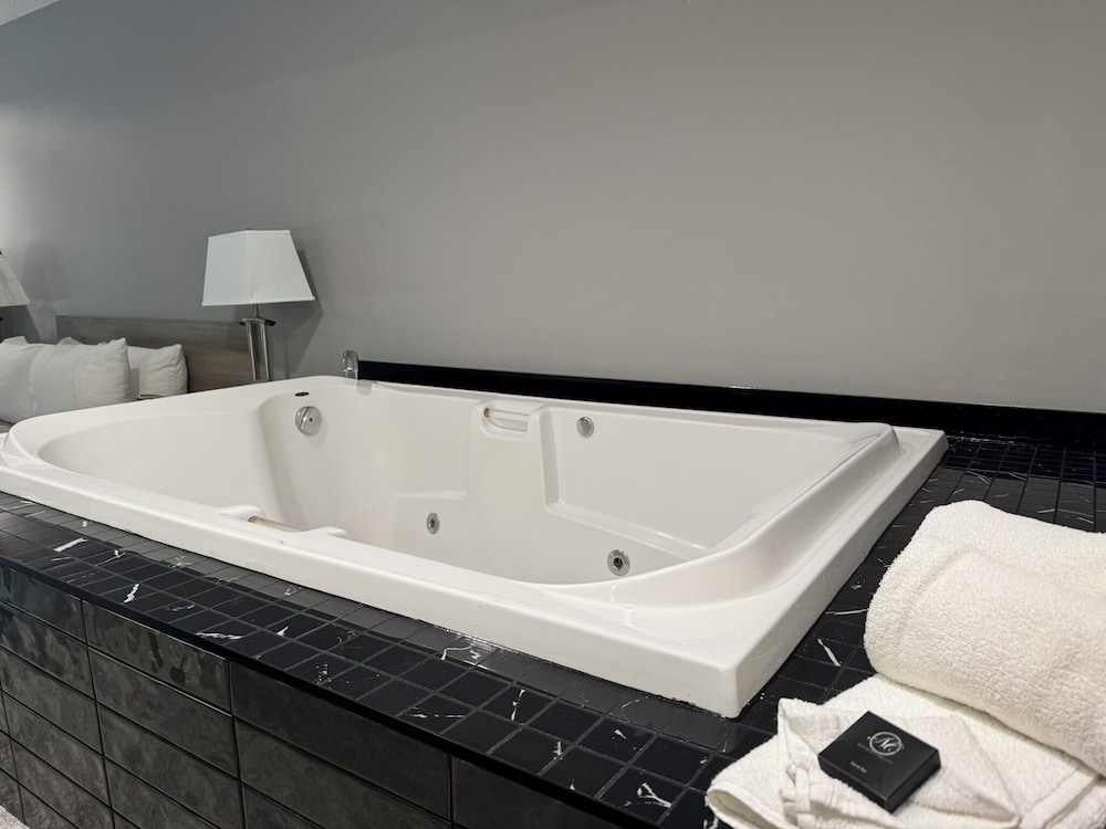 Jetted tub