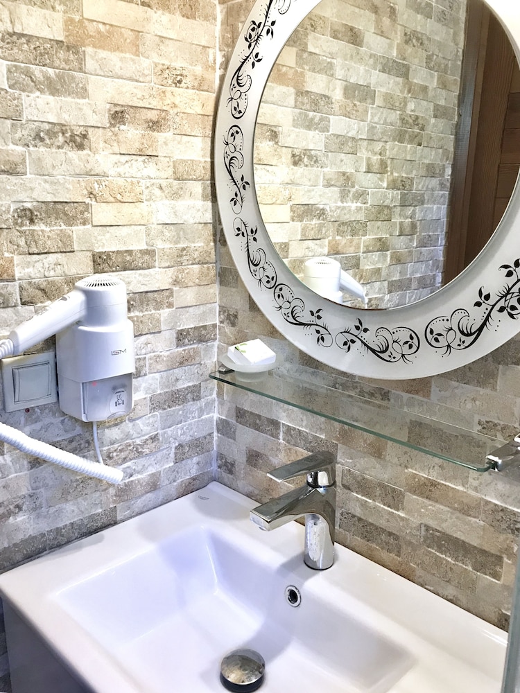 Bathroom sink