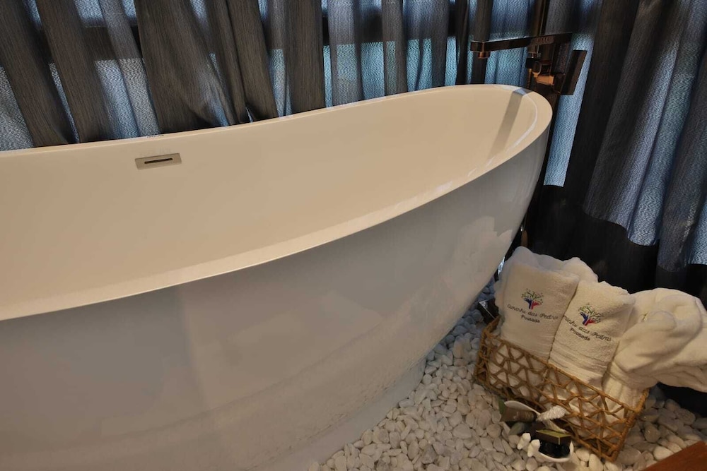 Deep soaking bathtub