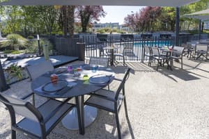 thumbnail: Outdoor dining