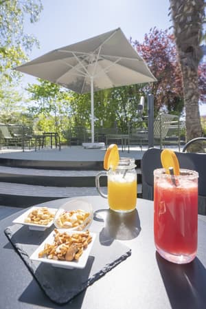 thumbnail: Poolside bar