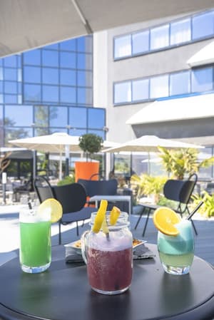 thumbnail: Poolside bar