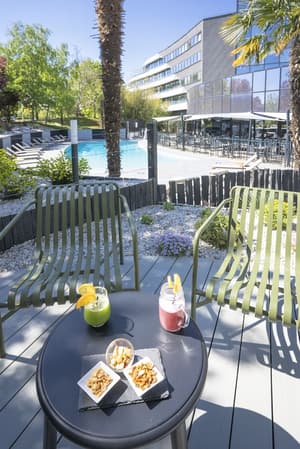 thumbnail: Poolside bar