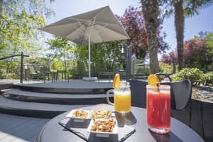 thumbnail: Poolside bar