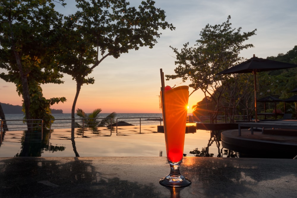 Swim-up bar