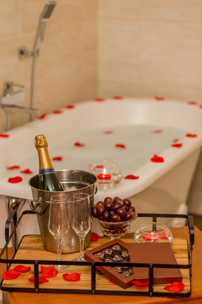 Deep soaking bathtub