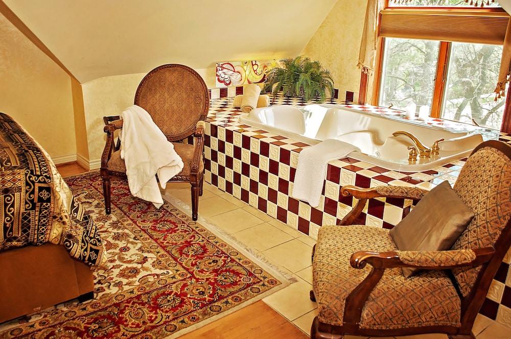 Private spa tub